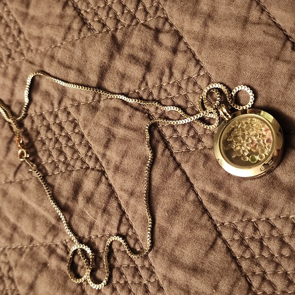 2 Pendants that open and hold small items in side - Picture 8 of 10